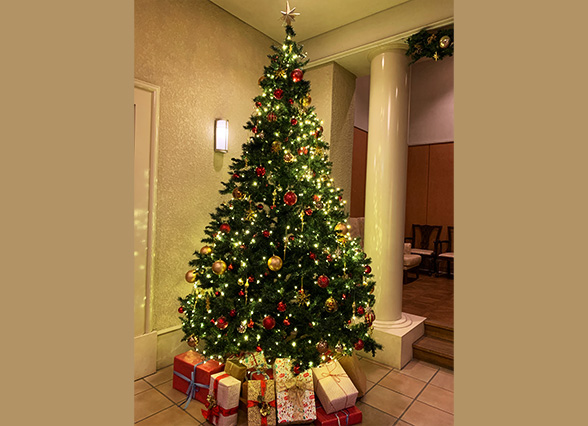 クリスマスツリーの飾り付けのイメージ画像